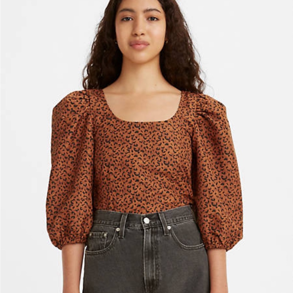 Levi puff sleeved animal print crop. Never worn. Great condition. Size large